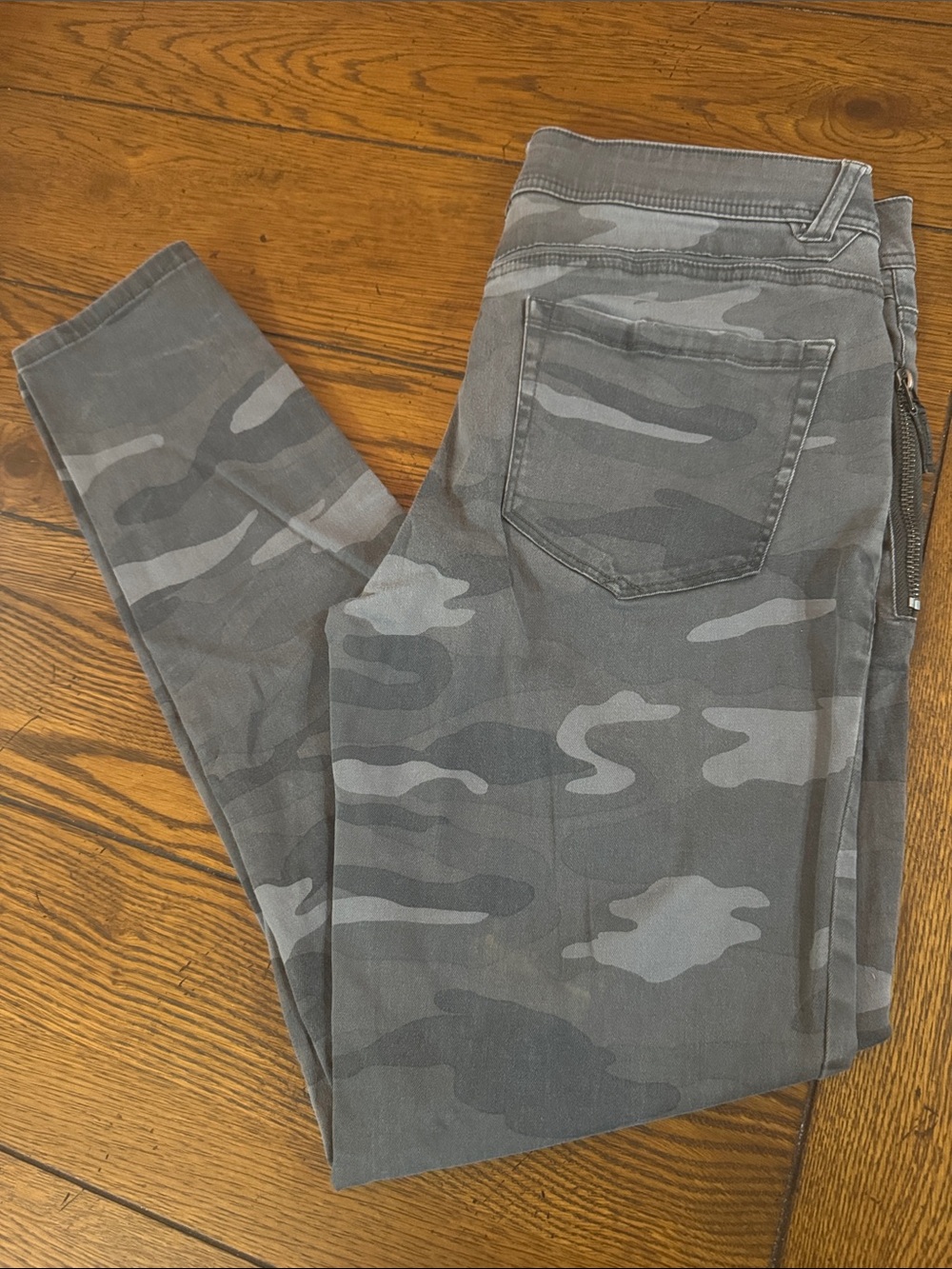 Democracy Gray Camo Jeggings, zipped pockets, 8, great preowned condition